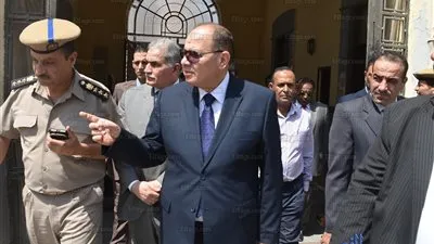 محافظ الفيوم الجديد: يطالب المسئولين بترميم الحفر والمطبات الموجودة داخل نطاق المحافظة (صور)