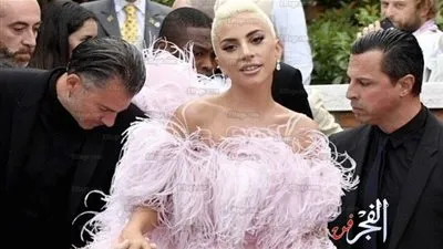 ليدي جاجا بإطلالة فالنتينو وردية على  ريد كاربت فينيسيا السينمائي (صور)