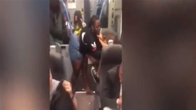 معركة نسائية عنيفة على متن قطار.. والسبب 