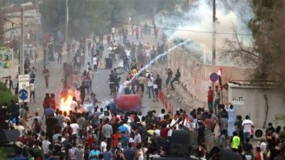 احتجاجات غاضبة بالبصرة تطالب بتوفير الخدمات العامة والتصدي للفساد