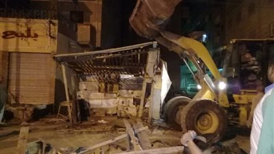 إزالة كشك مخالف بدمنهور عقب جولة محافظ البحيرة الجديد (صور)