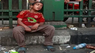 أطفال الشوارع قنابل موقوتة فشلت الدولة في حلها.. برلماني: مشكلة أمن قومي كبرى.. وخبير نفسي: العنف سبب التشرد