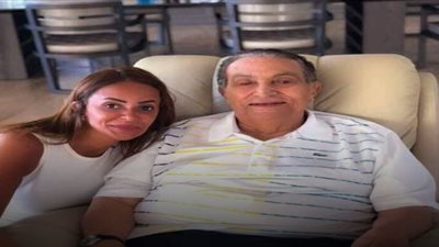 عاجل..أول رد من صاحبة الصورة مع مبارك