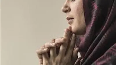 هل يجوز تخفيف حجاب المرأة أمام أهل زوجها؟