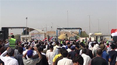 محتجون يتجمعون عند مدخل حقل نهر بن عمر النفطي في جنوب العراق