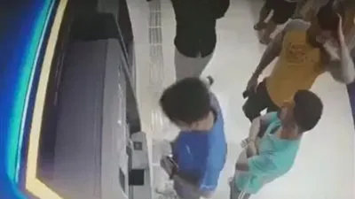 سيارة تقتحم بنكًا في دبي (فيديو)