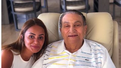 الفتاة التي ظهرت في أحدث صورة للرئيس الأسبق مبارك تفجر مفاجأة.. وتصف ما حدث بالعار 