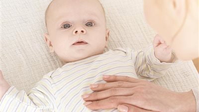 زيت الزيتون.. الحل السحري لعلاج الإمساك عند الرضيع