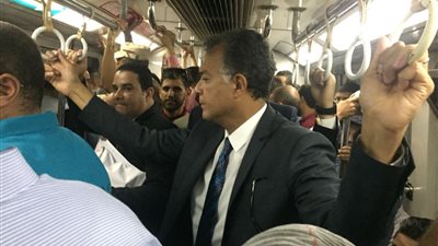وزير النقل يتفقد محطات المترو ويحاور الركاب في خطة التطوير (صور)