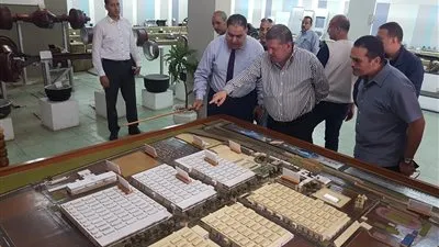 وزير قطاع الأعمال يجري جولة تفقدية بشركتي النصر والهندسية لصناعة السيارات   