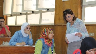 عميدة آداب عين شمس تتفقد لجان امتحانات الكورس الصيفي ودور سبتمبر بالكلية