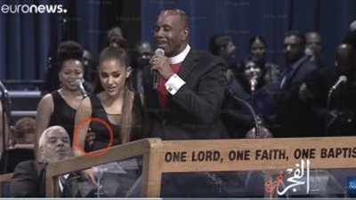 قس يتحرش جسديا بـ أريانا جراندي.. وهذا رده (فيديو)