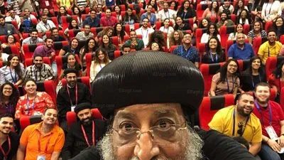 البابا تواضروس يلتقط 