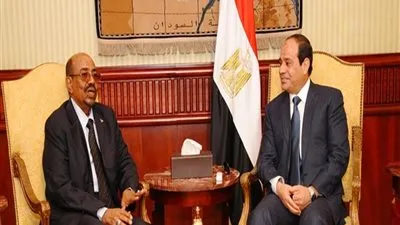 الرئيس السيسي يستقبل نظيره السوداني بمقر إقامته بالصين 