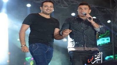 عمرو دياب وتامر حسين.. انسجام وغناء وصداقة على المسرح (فيديو)