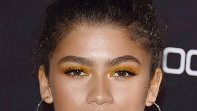 كيفية تطبيق ظلال العيون البرتقالي كالنجمات؟