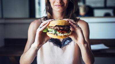 هذا ما يحدث عند تناول وجبة عشاء 