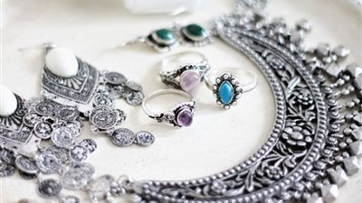 كيفية تلميع الفضة في المنزل؟ (فيديو)