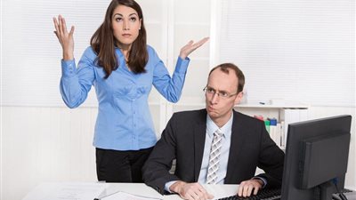 عادات سيئة قد تفقدك وظيفتك.. تعرفي عليها