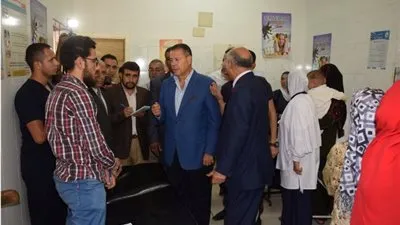 محافظ بني سويف يصرف مكافأة شهر للعاملين بمستشفى ببا عقب زيارة مفاجئة