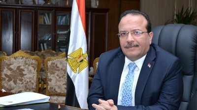 رئيس جامعة طنطا يكرم عضو هيئة التدريس بكلية العلوم لإصلاحه 95 ميكروسكوبا