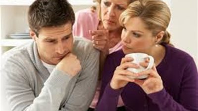 كيف تتصرفين إذا تشاجر زوجك مع حماتك؟