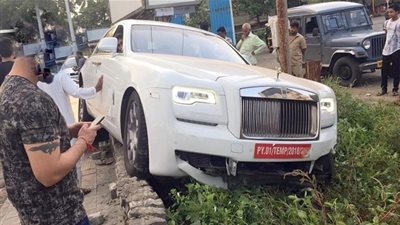 سائق هندي يحطم 