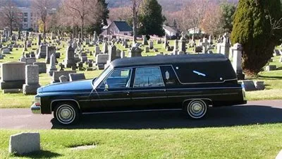 لص يسرق عربة 