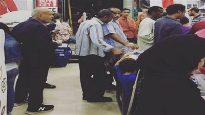 آخرها الالتزام بالطابور في مول تجاري.. مواقف نبيلة للجراح العالمي مجدي يعقوب