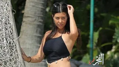 شاهد كورتني كرداشيان تثير أزمة بالبيكيني الأصفر