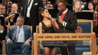 أسقف يعتذر للمغنية أريانا جراندي بعد اتهامه بـ