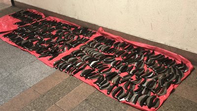 ضبط 366 قطعة سلاح أبيض بحوزة مندوب شركة شحن بمطار القاهرة