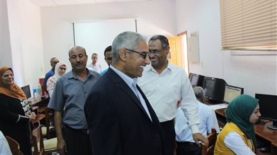 165 طالبا وطالبة سجلوا رغباتهم بمعامل جامعة جنوب الوادي بالدور الثاني