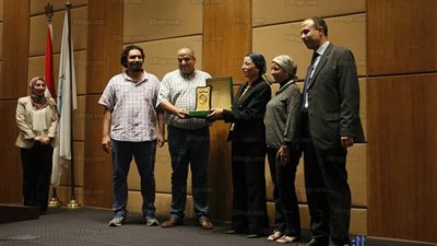 وزير البيئة تهدي فريق 