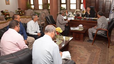 محافظ بني سويف الجديد يجتمع بالتنفيذيين عقب جولة بالشوارع والميادين