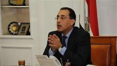 رئيس الوزراء يتابع خطوات توصيل خدمة الإنترنت فائق السرعة للمدارس الثانوية