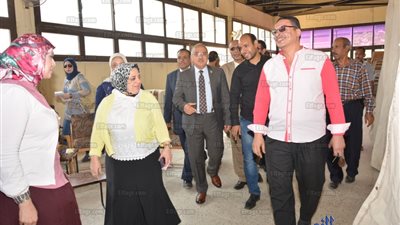 رئيس جامعة أسيوط يتفقد الكشف الطبي على الطلاب الجدد بعد نقل مقره إلى قاعة مكيفة