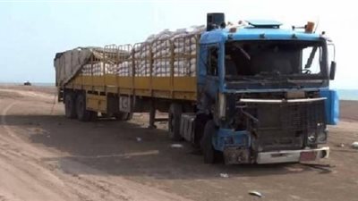الحوثيون يحتجزون شاحنات مواد غذائية في إب