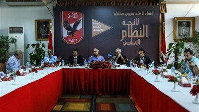  الفنانون والشخصيات العامة يناقشون «اللائحة» بمقر الأهلي بالجزيرة