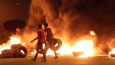 العراق: متظاهرون يحرقون مبنى محافظة البصرة بالكامل