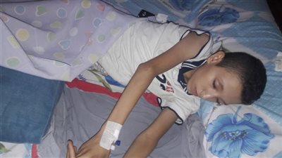 خطأ طبي بمستشفى أسيوط الجامعي يهدد ببتر ساق طفل.. ووالد الضحية يروي التفاصيل