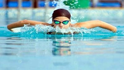 هل السباحة بعد تناول الطعام مضرة؟