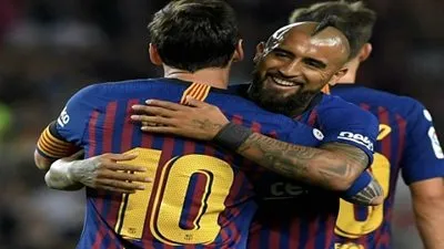 فيدال: أريد تحقيق دوري الأبطال عدة مرات.. واللعب مع ميسي أفضل من اللعب ضده