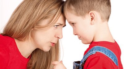 طرق ذكية للتعامل مع خطأ طفلكِ 