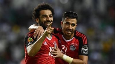 تريزيجيه يداعب محمد صلاح (صورة)