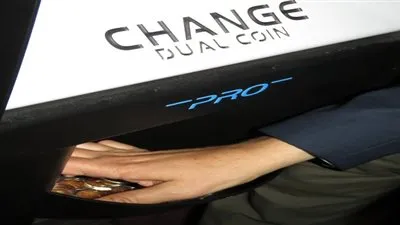 بدء تشغيل أول ماكينة صرف لتوفير الفكة بمحطة مترو الشهداء (صور)