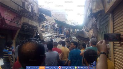 انهيار عقار في سوق السمك بدمياط (صور) 