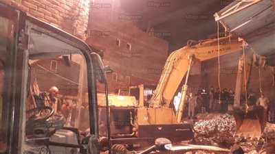 تمايل العقار المجاور لعقار دمياط المنهار (صور)