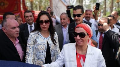 وزيرة البيئة تصل البحيرة لبحث مواجهة السحابة السوداء (صور)