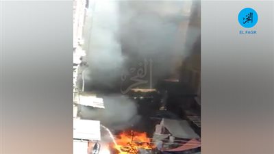 شاهد.. اللحظات الأولى لنشوب حريق هائل بسوق 